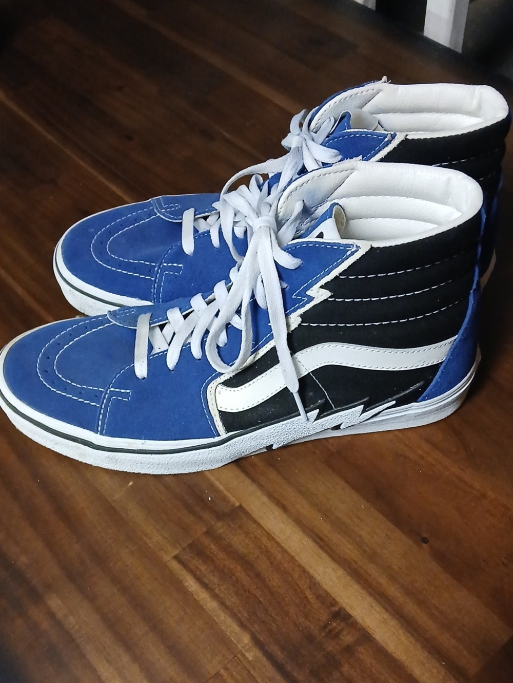 10.5 VERY good Condition. Men's High-Top Skate Sneakers in Blue and Black